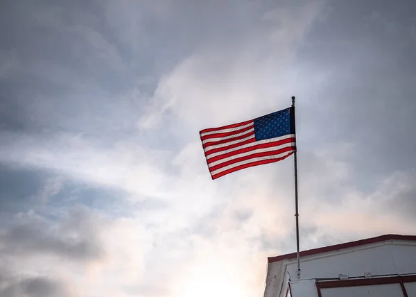 Bandiera Americana Uno Sfondo Del Cielo Tempo Nuvoloso — Foto Stock