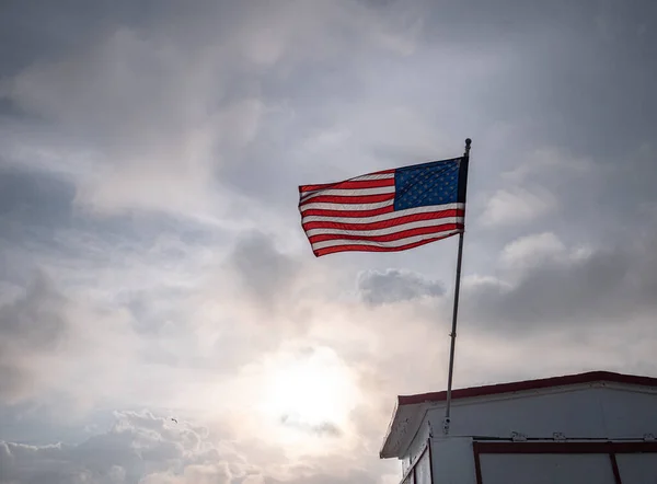 Αμερικανική Σημαία Φόντο Ουρανού Συννεφιασμένο Καιρό — Φωτογραφία Αρχείου