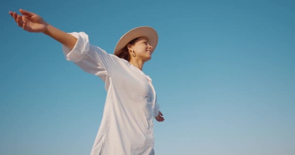 Mujer Feliz Fondo Cielo Azul Filmado Cámara Cine Black Magic — Vídeo de stock