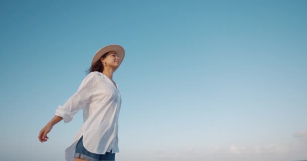 Mulher Sorridente Num Fundo Céu Azul Filmado Black Magic Cinema — Vídeo de Stock