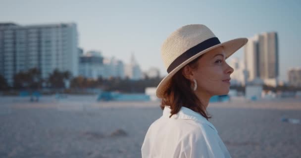 Uśmiechnięta Dziewczyna Kapeluszu Plaży Miami Zdjęcia Black Magic Cinema Camera — Wideo stockowe