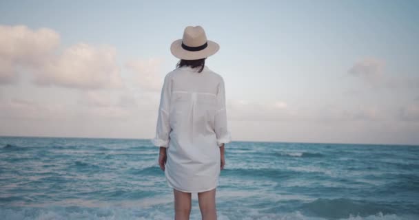 Junges Mädchen Meer Strand Gedreht Auf Black Magic Cinema Camera — Stockvideo