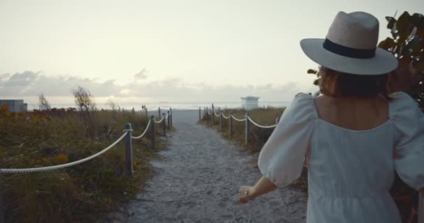 Hermosa chica de vacaciones en la mañana, Miami — Vídeo de stock