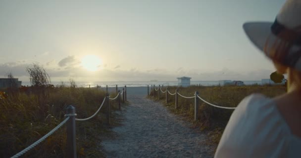 Jeune femme en robe blanche le matin — Video