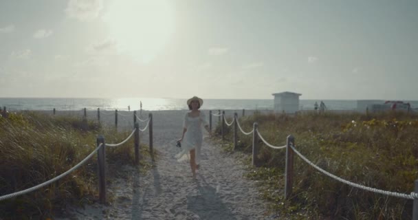Mladá dívka s retro kamerou v Miami — Stock video