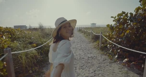 Uśmiechnięta biegaczka na plaży w Miami — Wideo stockowe
