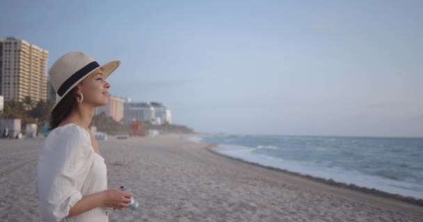 Junge Fotografin Mit Retro Kamera Meer Zeitlupe Gedreht Auf Black — Stockvideo