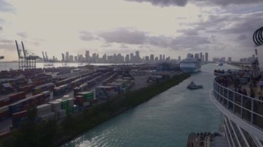 Miami 'deki sanayi manzarası. Siyah Sihirli Sinema Kamerasında Çekim
