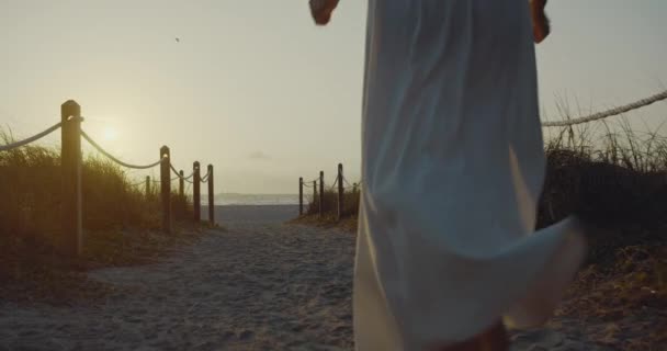 Jovencita Corriendo Playa Amanecer Filmado Cámara Cine Black Magic — Vídeo de stock