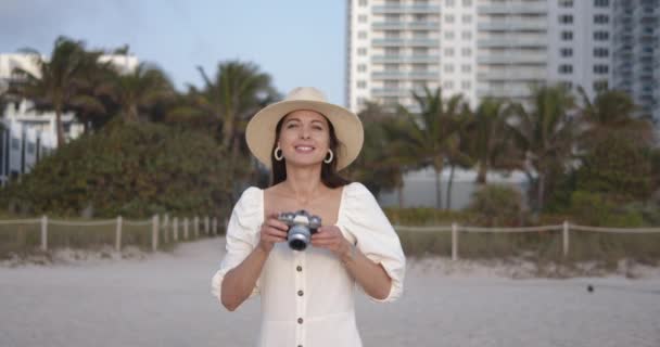 Młody Fotograf Kamerą Retro Plaży Miami Zdjęcia Black Magic Cinema — Wideo stockowe