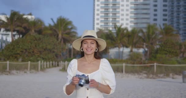 Leende Kvinna Med Retrokamera Stranden Miami Skjuten Black Magic Cinema — Stockvideo