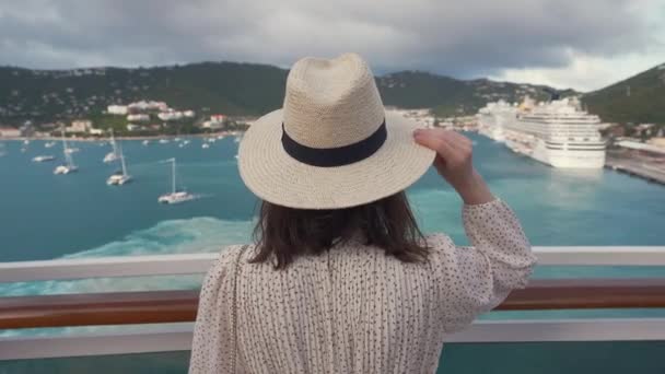 Atractiva Mujer Sombrero Mirando Barcos Filmado Cámara Cine Black Magic — Vídeo de stock