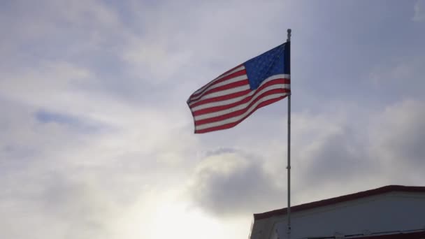Американский Флаг Фоне Неба — стоковое видео
