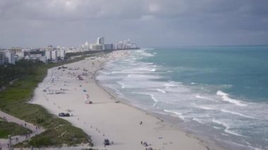 Miami Sahili 'nin yukarıdan rüzgarlı manzarası. Siyah Sihirli Sinema Kamerasında Çekim