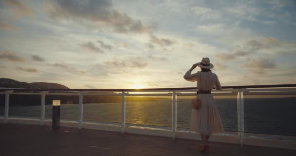 Passageiro Jovem Num Navio Pôr Sol Filmado Black Magic Cinema — Vídeo de Stock