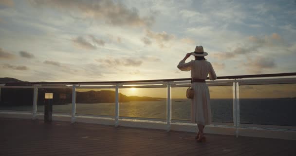 Jonge Vrouw Een Schip Bij Zonsondergang Opgenomen Black Magic Cinema — Stockvideo