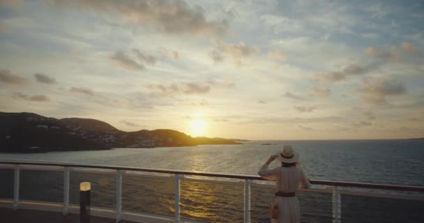 Een Jong Meisje Een Cruiseschip Opgenomen Black Magic Cinema Camera — Stockvideo