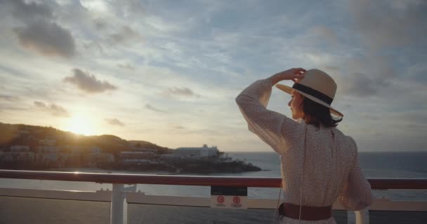 Eine Junge Frau Betrachtet Die Stadt Vom Schiff Aus Gedreht — Stockvideo