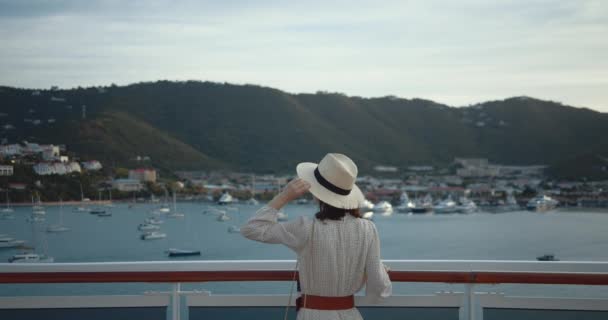 Muchacha atractiva mirando barcos en cubierta — Vídeo de stock