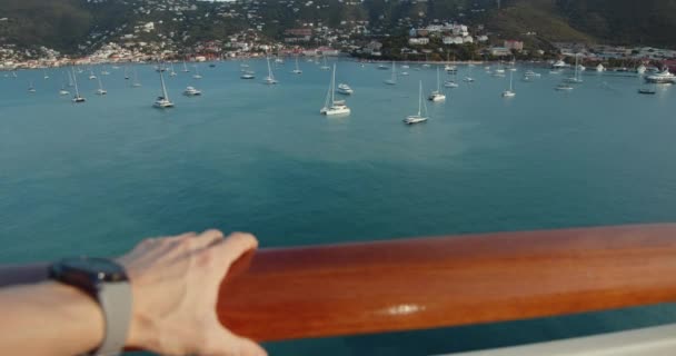 海の中の船に手すりを持っている若い男 — ストック動画