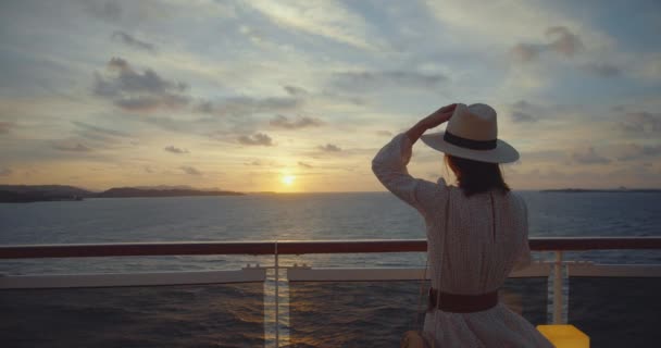 Vonzó Aki Hegyet Nézi Hajóról Fényképezte Black Magic Cinema Camera — Stock videók