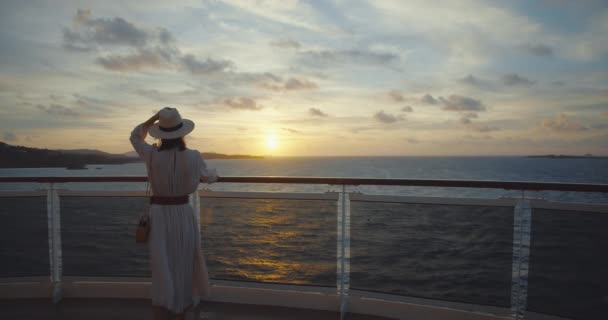 Mujer atractiva al atardecer — Vídeo de stock