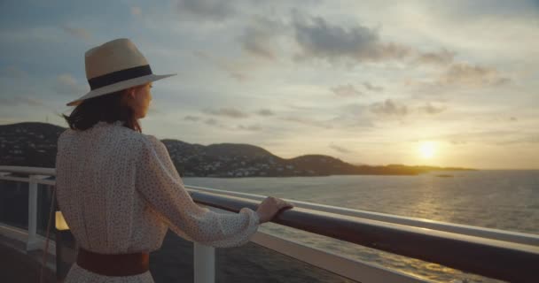 Приваблива дівчина дивиться на гору з корабля — стокове відео