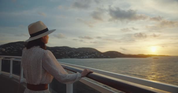 Приваблива жінка дивиться на гору з корабля — стокове відео