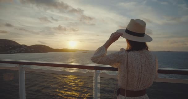 Passageiro atraente ao pôr-do-sol — Vídeo de Stock
