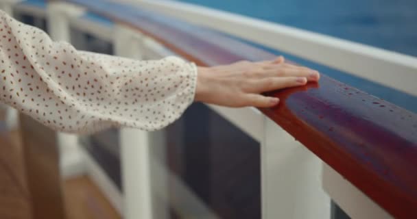 Weibliche Hand Der Reling Des Schiffes Gedreht Auf Black Magic — Stockvideo