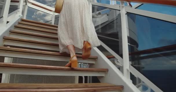 Jovencita Con Vestido Subiendo Las Escaleras Filmado Cámara Cine Black — Vídeo de stock