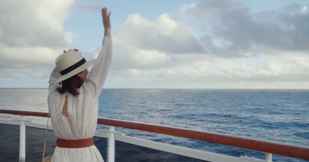 Egy Fiatal Lány Integet Egy Hajóról Fényképezte Black Magic Cinema — Stock videók