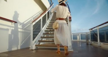 Merdivenlerdeki genç bayan. Siyah Sihirli Sinema Kamerasında Çekim