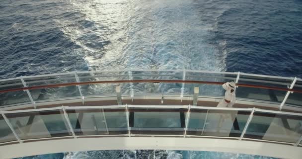 Νεαρός Επιβάτης Στο Κατάστρωμα Ενός Πλοίου Φωτογραφία Στην Κάμερα Του — Αρχείο Βίντεο