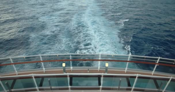 Gemiden Deniz Dalgalarının Görüntüsü Siyah Sihirli Sinema Kamerasında Çekim — Stok video