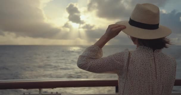 Junges Mädchen Auf Einem Kreuzfahrtschiff Bei Sonnenuntergang Gedreht Auf Black — Stockvideo