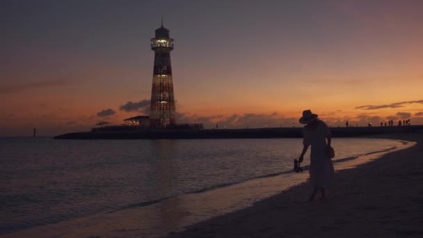 Mujer Joven Caminando Por Playa Por Noche Filmado Cámara Cine — Vídeos de Stock