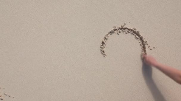 Mano Una Donna Che Disegna Cuore Sulla Sabbia Girato Macchina — Video Stock