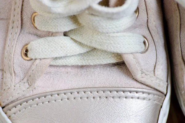 Старые белые кроссовки — стоковое фото
