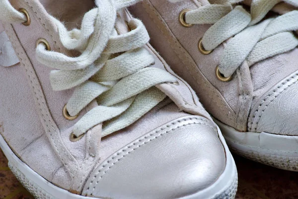 Old white sneakers — Stock Photo, Image