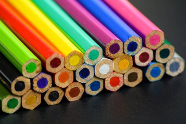 siyah bir arka plan üzerinde renkli kalemler