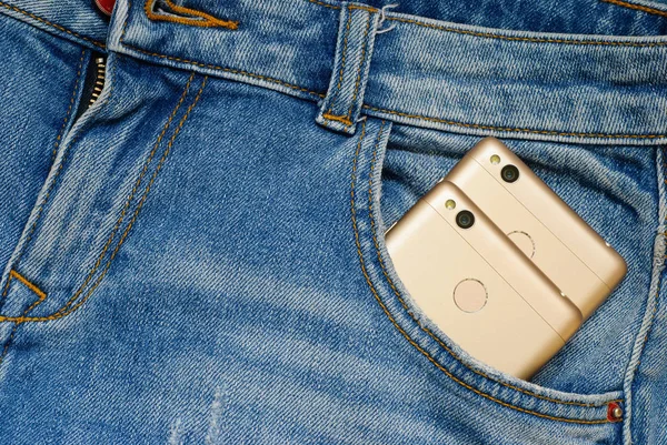 Smartphone moderni nella vecchia tasca dei jeans . — Foto Stock