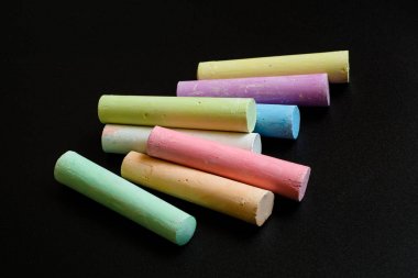 Siyah arkaplanda renkli boya kalemleri