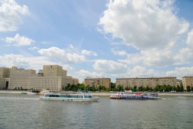 Turist gemileri ile Moskova Nehri