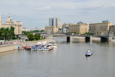 Turist gemileri ile Moskova Nehri