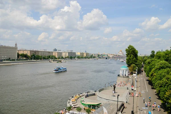 Řeka Moskva s turistickou lodí — Stock fotografie