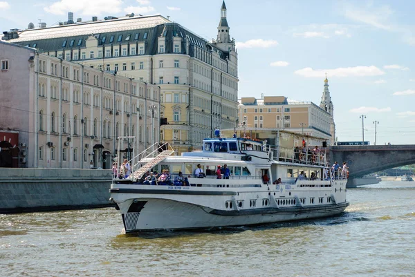 Río Moscú con barco turístico —  Fotos de Stock