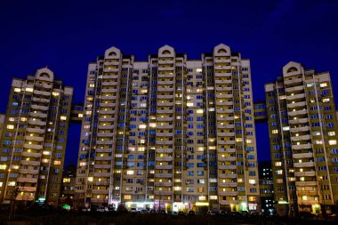 Büyük apartman binası gece