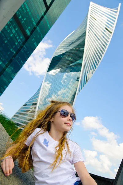 선글라스와 고층 빌딩에서 귀여운 여자 — 스톡 사진
