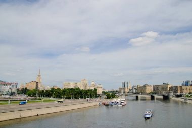 Moskova Nehri turistik gemi ile